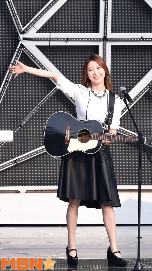 Foto Para Artis SMTOWN Nyanyikan Lagu 'Hope' Diakhir Acara - Foto 2 dari 47