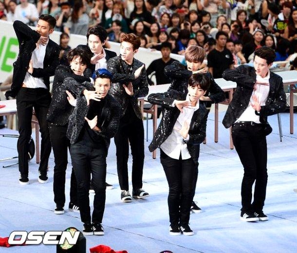 Gambar Foto Super Junior-M Tampil Nyanyikan Lagu 'Swing'