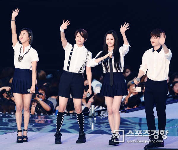 Gambar Foto Luna, Amber, Krystal f(x) dan D.O. EXO Nyanyikan Lagu 'Goodbye Summer'