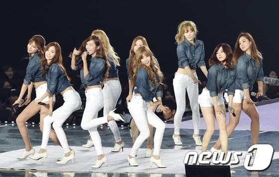 Gambar Foto Girls' Generation Saat Nyanyikan Lagu 'Gee'