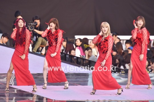 Gambar Foto Minho, Suho, Kyuhyun dan Changmin Berubah Menjadi Girl's Day di Konser SMTOWN