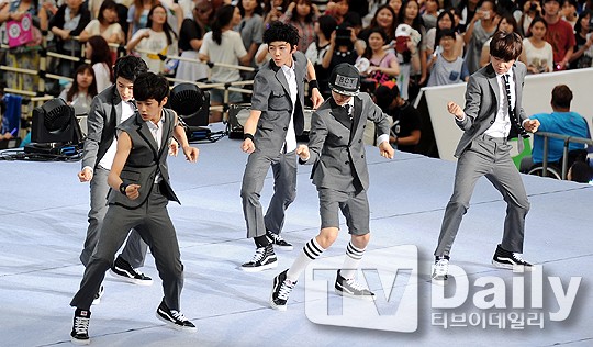 Gambar Foto Penampilan dari SMRookies Boys Bawakan Lagu 'Growl' Milik EXO
