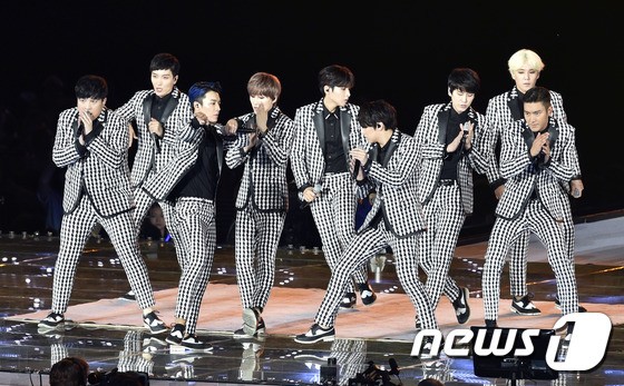 Gambar Foto Super Junior Saat Nyanyikan Lagu 'Sorry, Sorry'