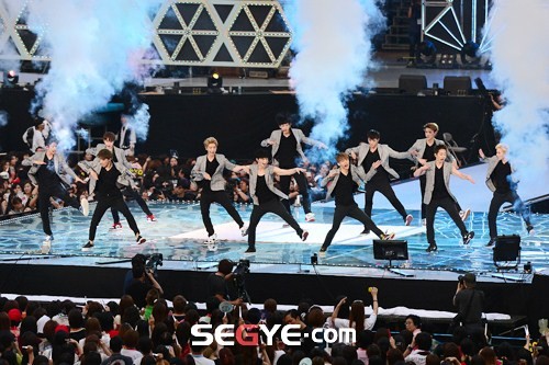 Gambar Foto Penampilan EXO Saat Nyanyikan Lagu 'Growl'