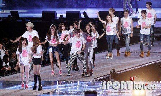 Gambar Foto Para Artis SMTOWN Nyanyikan Lagu 'Hope' Diakhir Acara