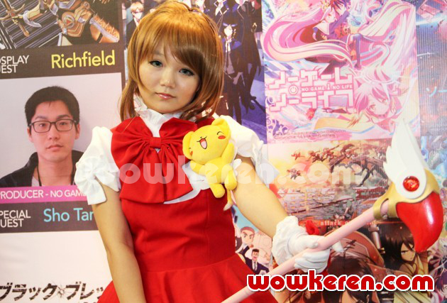 Gambar Foto Seorang Cosplayer Kenakan Kostum Cardcaptor Sakura