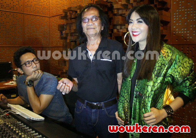 Gambar Foto Indah Dewi Pertiwi dan Yon Koeswoyo Saat Rekaman Lagu 'Curiga'