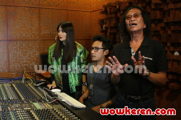 Gambar Foto Indah Dewi Pertiwi dan Yon Koeswoyo Saat Rekaman Lagu 'Curiga'