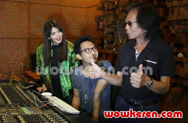 Gambar Foto Indah Dewi Pertiwi dan Yon Koeswoyo Saat Rekaman Lagu 'Curiga'