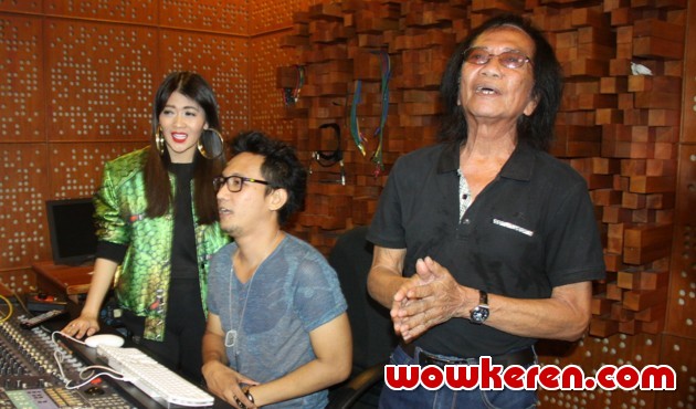 Gambar Foto Indah Dewi Pertiwi dan Yon Koeswoyo Saat Rekaman Lagu 'Curiga'