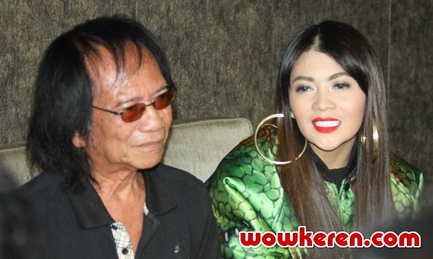 Gambar Foto Indah Dewi Pertiwi dan Yon Koeswoyo Saat Rekaman Lagu 'Curiga'