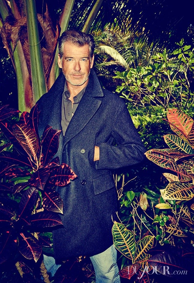 Gambar Foto Pierce Brosnan Kenakan Jas Keluaran Prada