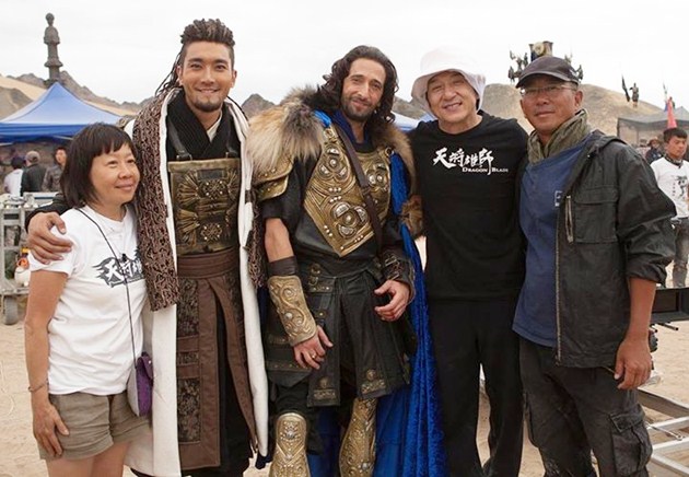 Gambar Foto Choi Siwon, Jackie Chan dan Adrien Brody Saat Berfoto Bersama