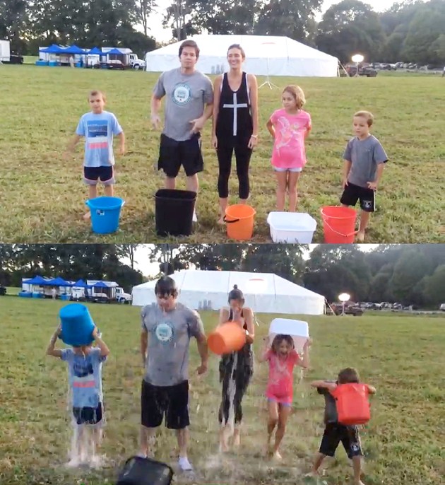 Gambar Foto Mark Wahlberg Sekeluarga Ikut Berpartisipasi dalam Aksi 'Ice Bucket Challenge'