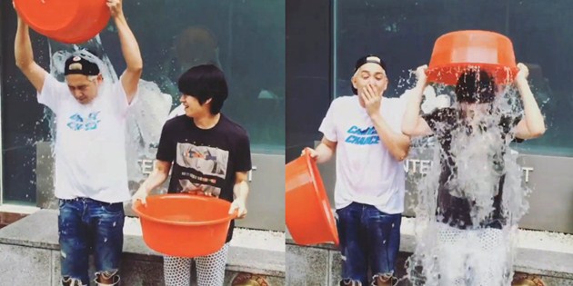 Gambar Foto Kangin dan Heechul Super Junior Lakukan Aksi 'Ice Bucket Challenge' di Depan Kantor SM