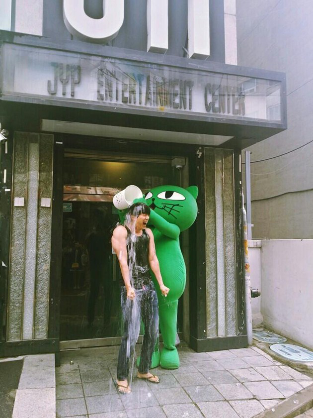 Gambar Foto Taecyeon 2PM Dibantu Maskot Okcat Saat Lakukan Aksi 'Ice Bucket Challenge'