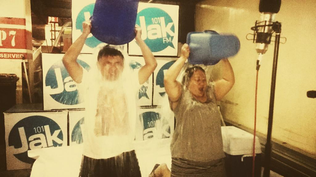 Gambar Foto Ronal Surapradja dan Tike Priatnakusumah Lakukan 'Ice Bucket Challenge' di Stasiun Radio