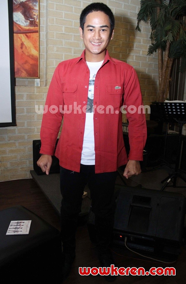 Gambar Foto Dwi Andhika Hadir di Peluncuran Mini Album Salma Khilzie