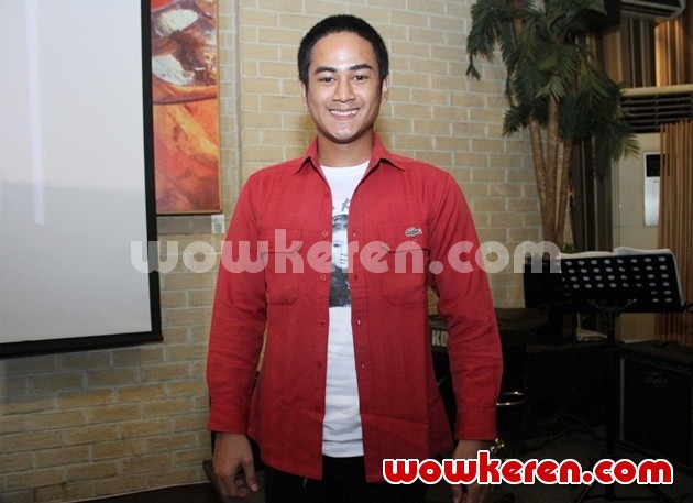 Gambar Foto Dwi Andhika Hadir di Peluncuran Mini Album Salma Khilzie