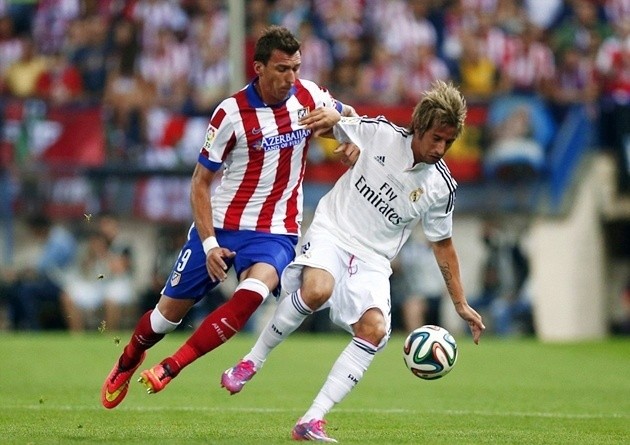Gambar Foto Mario Mandzukic Berusaha Menyusul Laju Fabio Coentrao