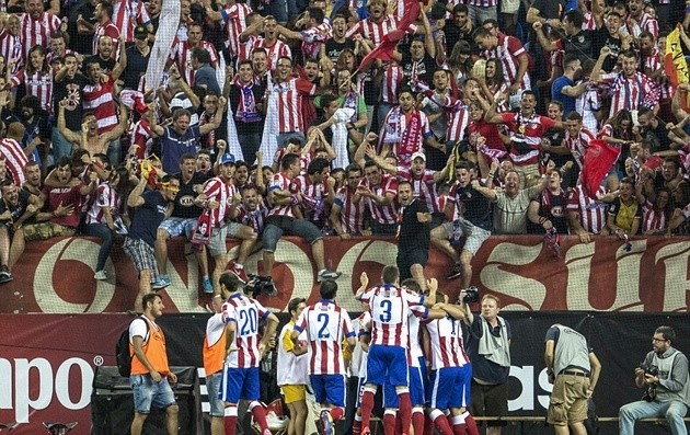 Gambar Foto Pendukung Atletico Madrid Bersorak Usai di Akhir Pertandingan