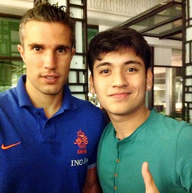 Gambar Foto Giorgino Abraham Bersama Robin van Persie