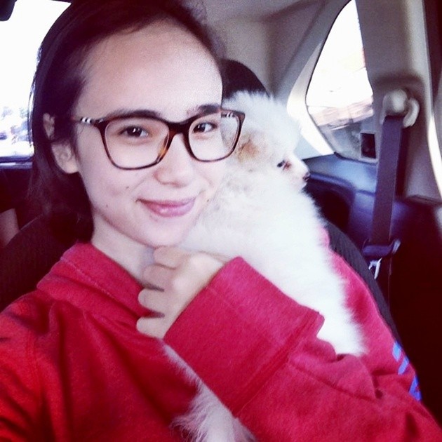 Gambar Foto Pamela Bowie dengan Anjing Kesayangannya
