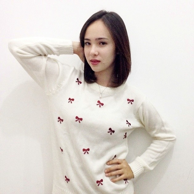 Gambar Foto Cantiknya Pamela Bowie dengan Sweater Putih