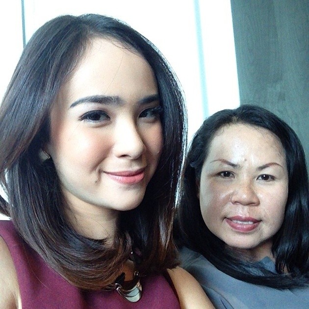 Gambar Foto Pamela Bowie dan Ibunya Sama-Sama Berambut Pendek