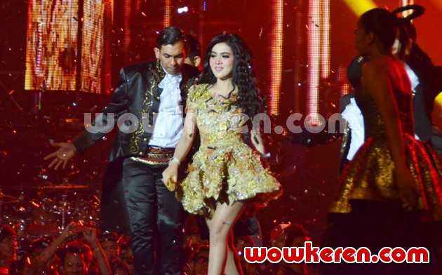 Gambar Foto Penampilan Syahrini di HUT SCTV ke-24