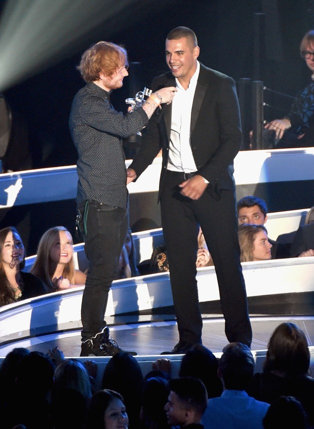 Gambar Foto Ed Sheeran Raih Piala Best Male Video