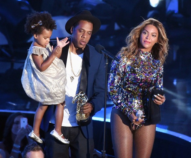 Gambar Foto Beyonce Knowles Ditemani Jay-Z dan Blue Ivy Raih Piala Video Vanguard Award