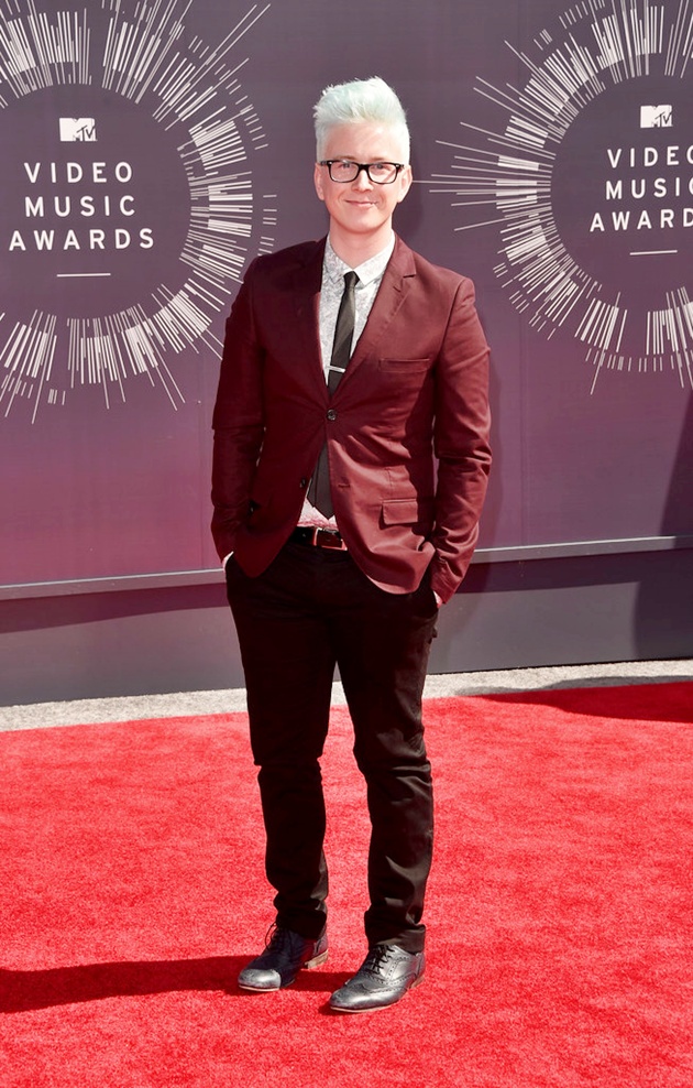 Gambar Foto Tyler Oakley di Red Carpet MTV Video Music Awards 2014