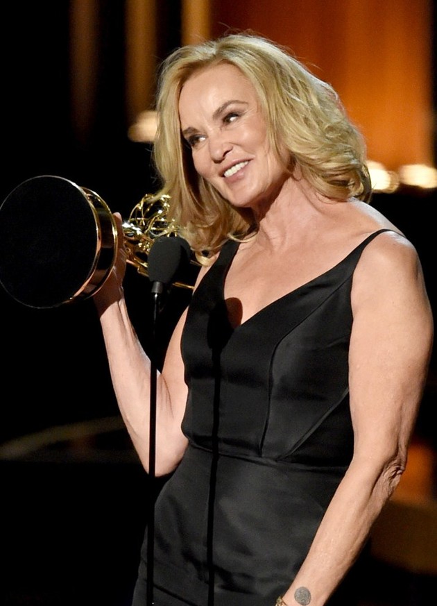 Foto Jessica Lange Raih Piala Outstanding Lead Actress in a Miniseries or Movie