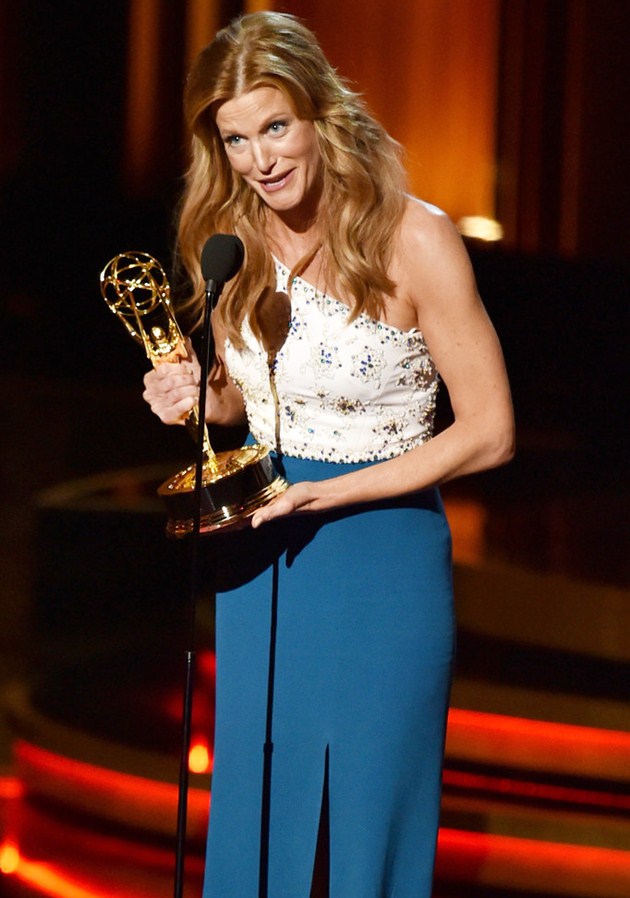 Foto Anna Gunn Raih Piala Outstanding Supporting Actress in a Drama Series