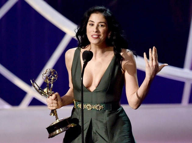 Foto Sarah Silverman Raih Piala Outstanding Writing for a Variety Special