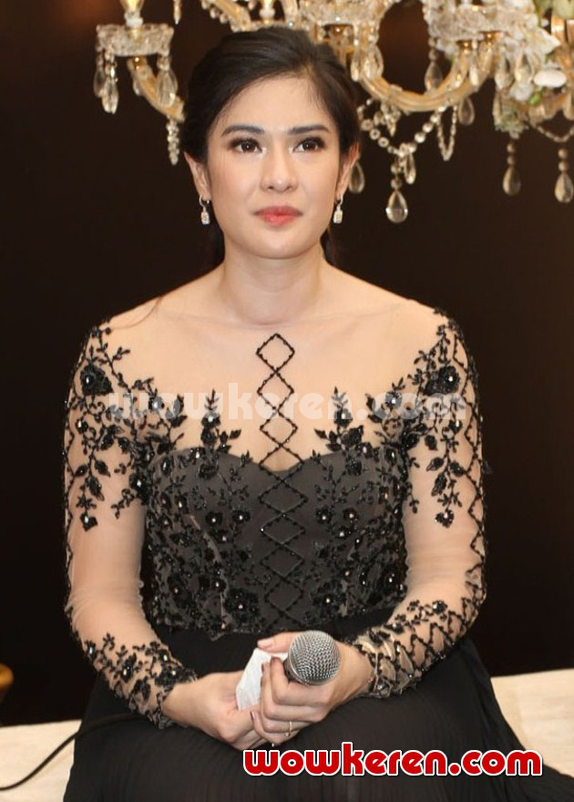 Gambar Foto Dian Sastro di Acara Peluncuran Molto Black & Gold