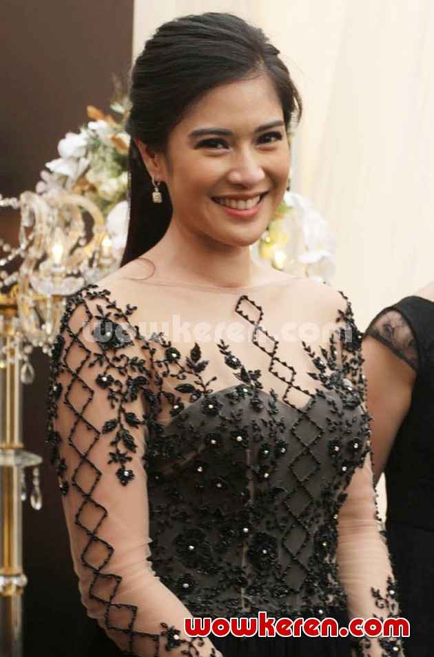 Gambar Foto Dian Sastro di Acara Peluncuran Molto Black & Gold