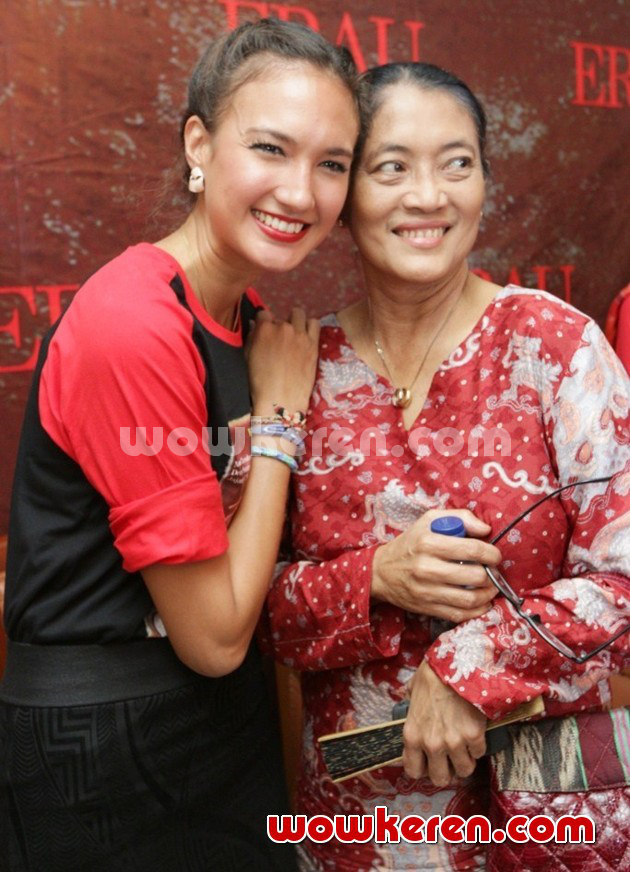 Gambar Foto Nadine Chandrawinata dan Jajang C. Noer di Jumpa Pers Film 'Erau Kota Raja'