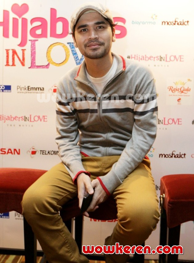 Gambar Foto Rizky Hanggono di Gala Premiere Film 'Hijabers in Love'