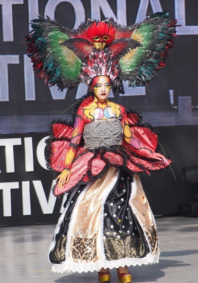 Gambar Foto Perpaduan Bunga dan Hewan Dijadikan Tema Make-up Fantasy