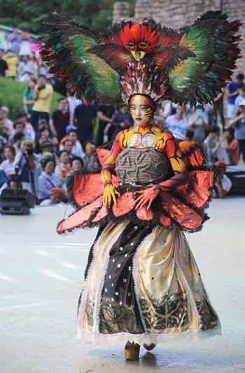 Gambar Foto Perpaduan Bunga dan Hewan Dijadikan Tema Make-up Fantasy