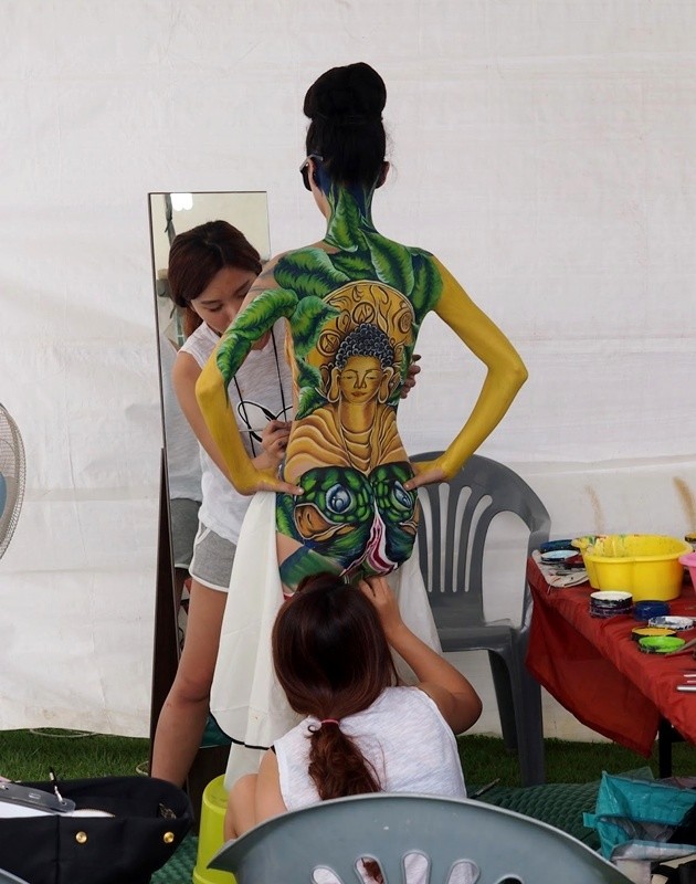 Gambar Foto Setiap Peserta Bodypainting Diberi Waktu 6 Jam Pengerjaan