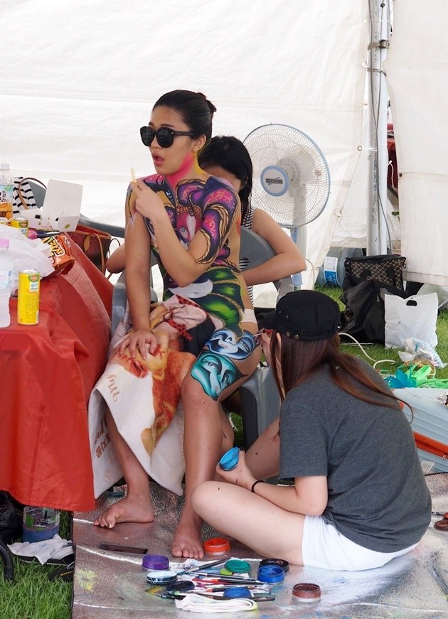 Gambar Foto Kesibukan Seniman Bodypainting di Tenda Mereka
