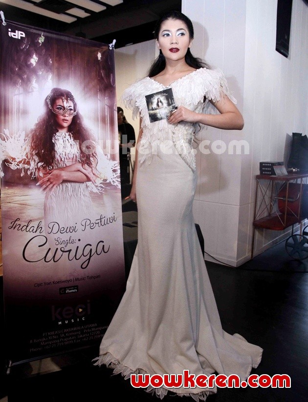 Foto Indah Dewi Pertiwi Meluncurkan Single 'Curiga'