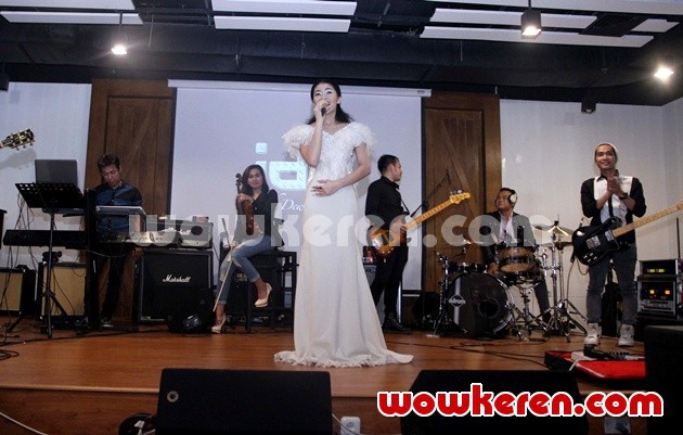Gambar Foto Indah Dewi Pertiwi Meluncurkan Single 'Curiga'