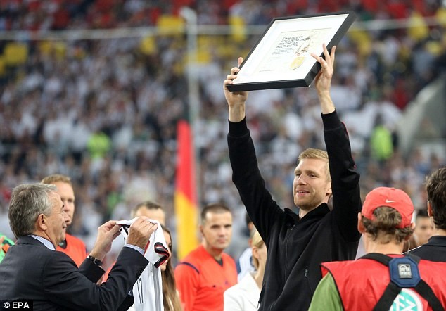 Gambar Foto Per Mertesacker Menerima Penghargaan