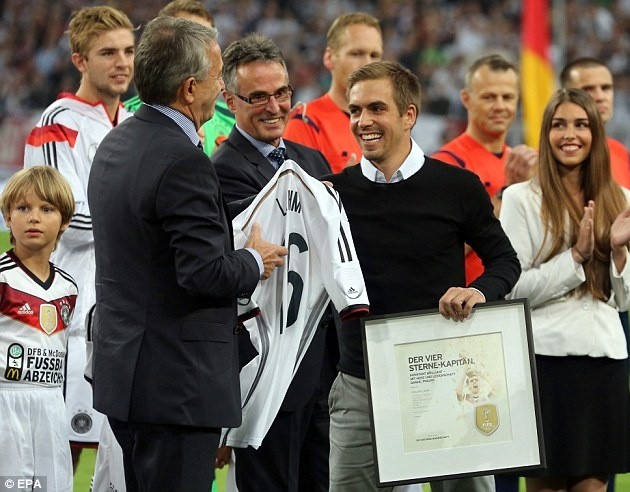 Gambar Foto Philipp Lahm Menerima Penghargaan