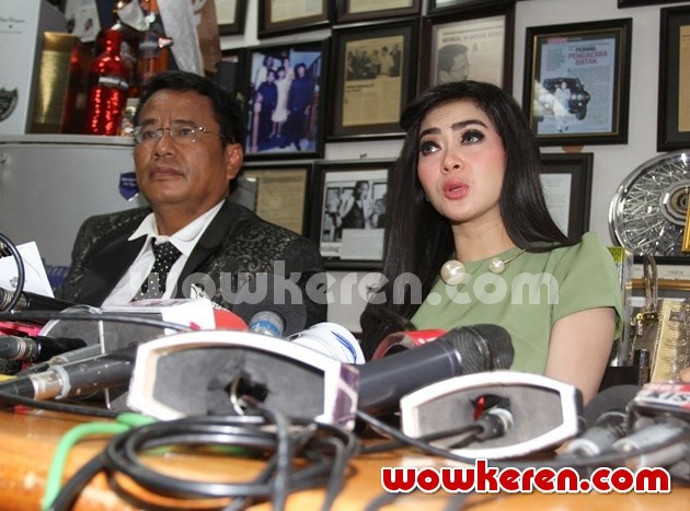 Gambar Foto Jumpa Pers Klarifikasi Penggerebekan KTV Princess Syahrini