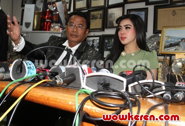 Gambar Foto Jumpa Pers Klarifikasi Penggerebekan KTV Princess Syahrini